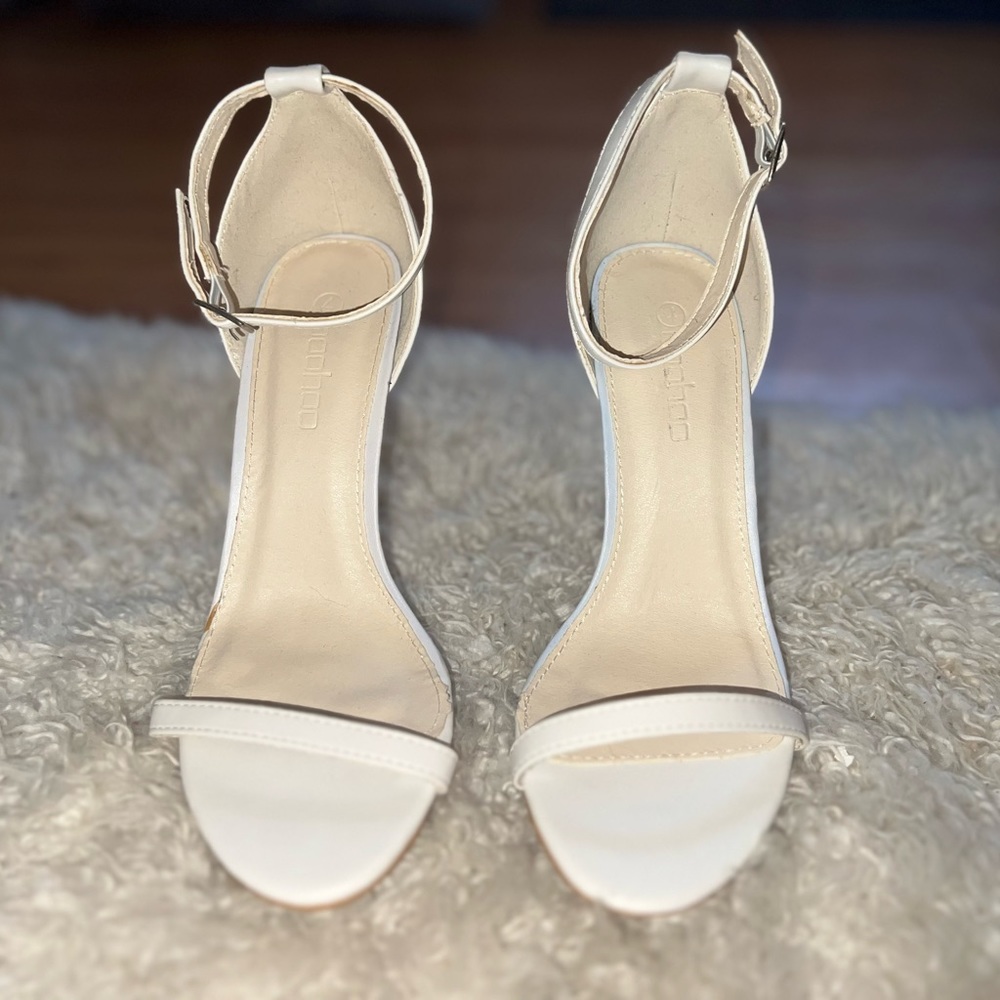 WHITE ANKLE STRAP HEELS. NEVER WORN